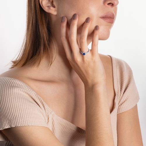 Pierścionek Heart of the Ocean: białe złoto, niebieski szafir